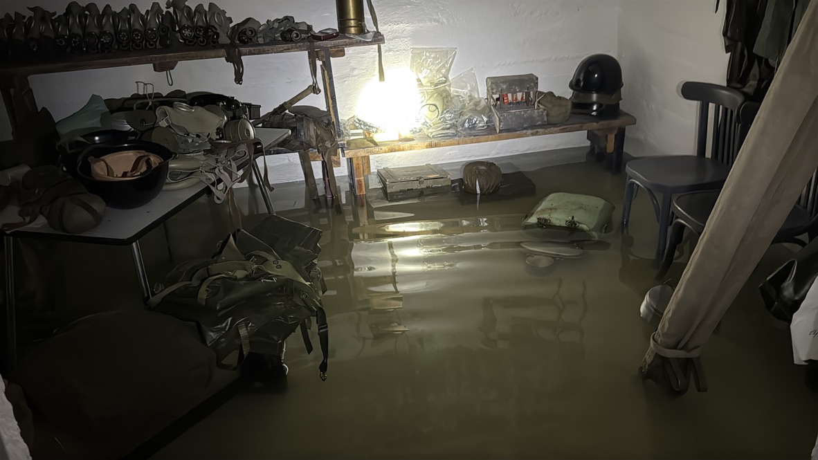 Voda medzi vojenskými exponátmi a ochrannými maskami