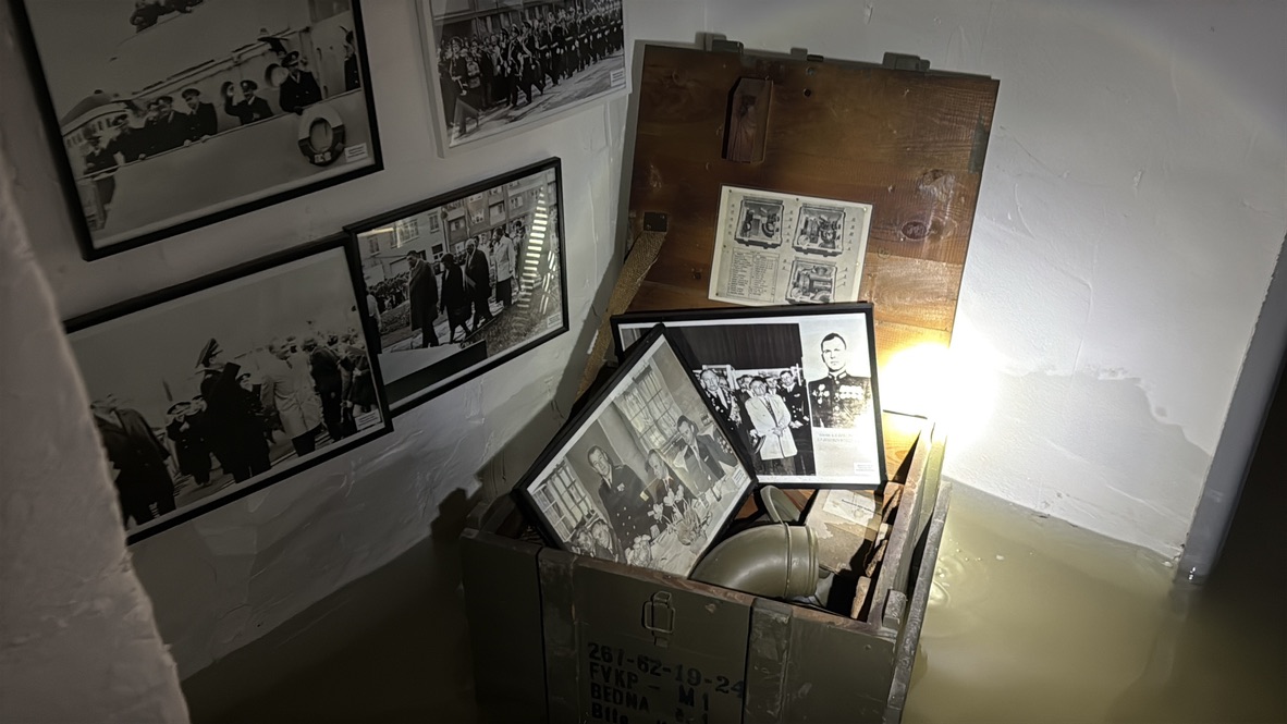 Historické fotografie a predmety v debne nad hladinou