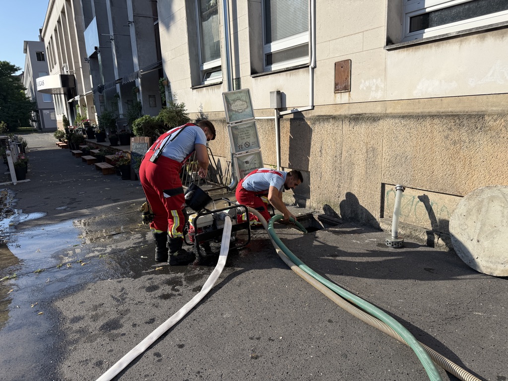 Odčerpávanie vody pri Dome Matice slovenskej v Komárne počas zásahu po havárii